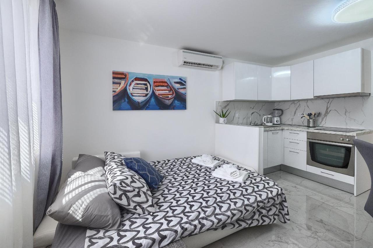 Studio Apartman Luka Pomer Exterior photo