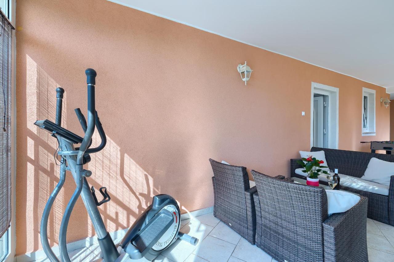 Studio Apartman Luka Pomer Exterior photo