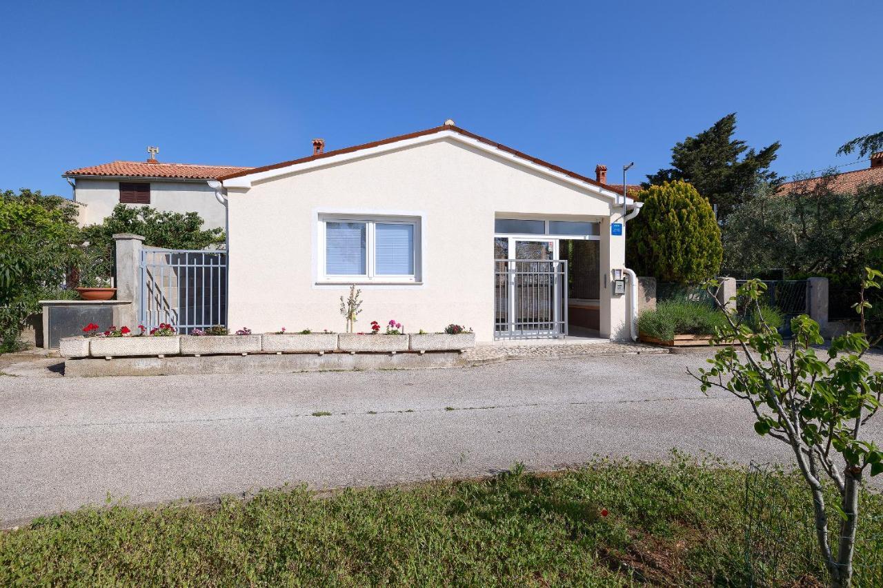 Studio Apartman Luka Pomer Exterior photo