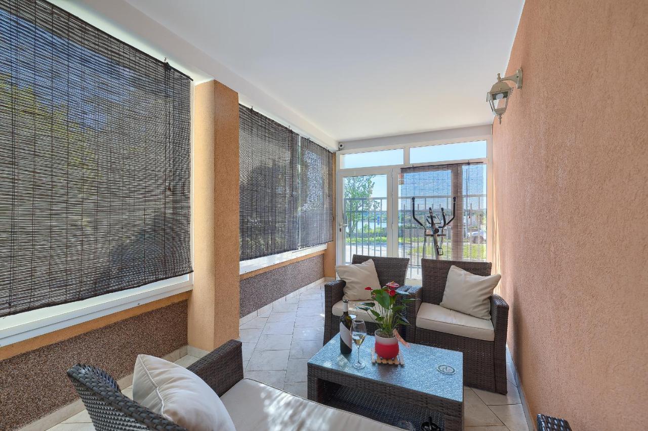 Studio Apartman Luka Pomer Exterior photo