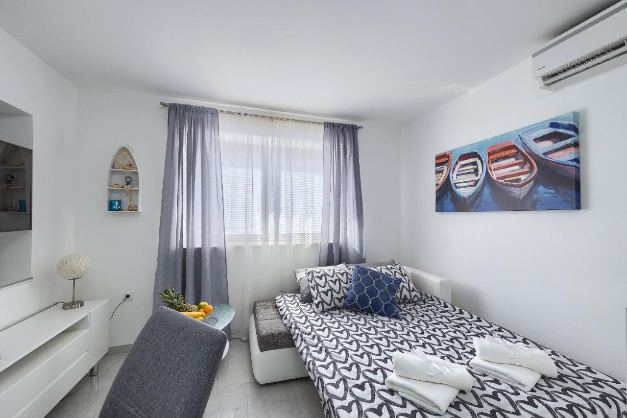 Studio Apartman Luka Pomer Exterior photo