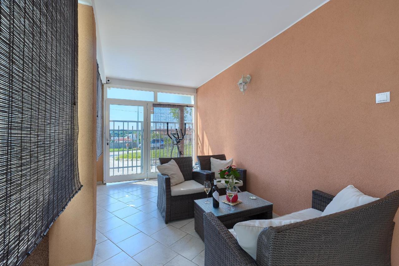 Studio Apartman Luka Pomer Exterior photo