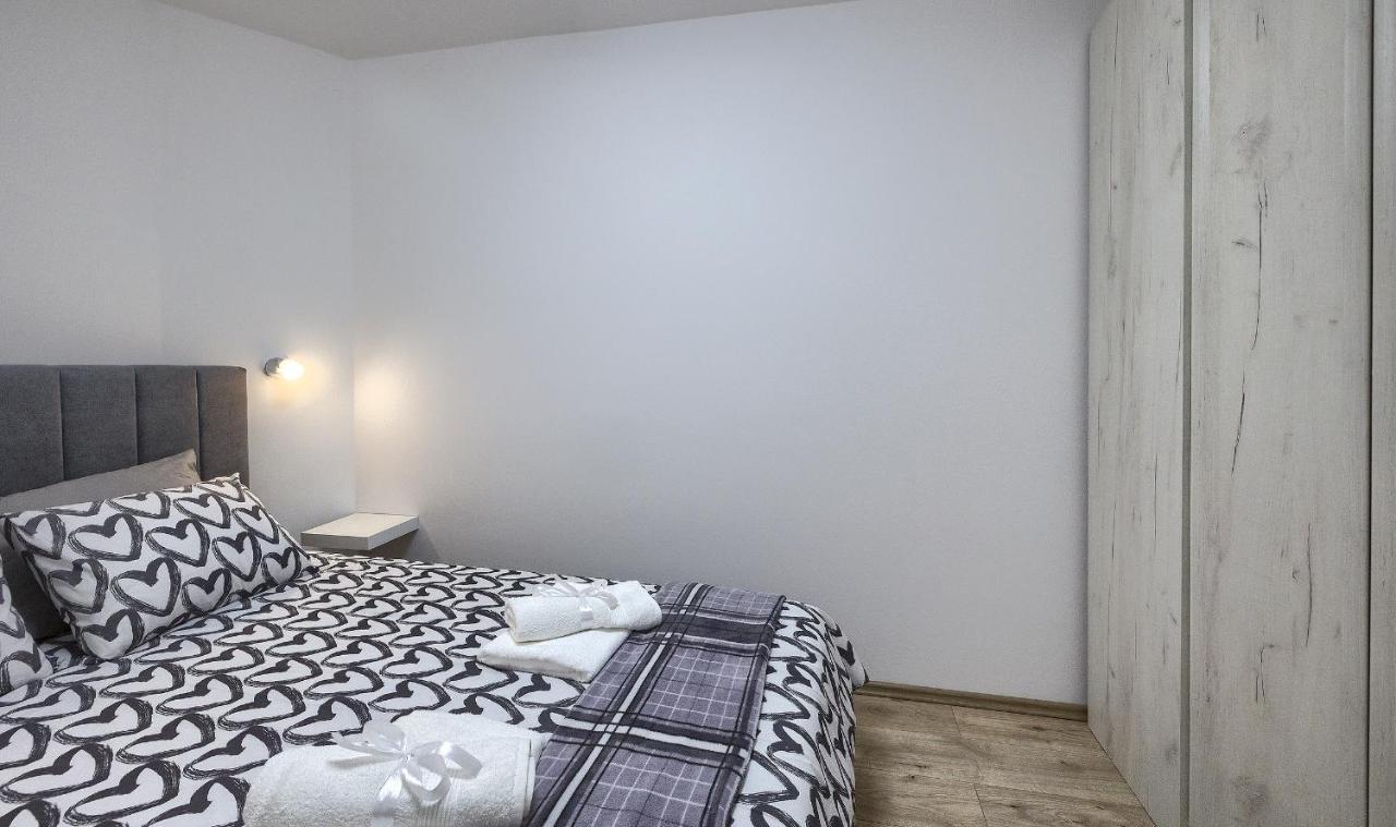 Studio Apartman Luka Pomer Exterior photo