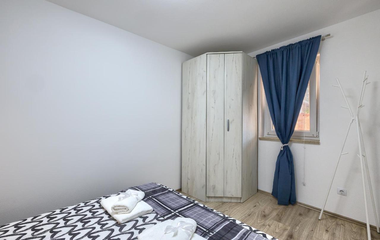 Studio Apartman Luka Pomer Exterior photo