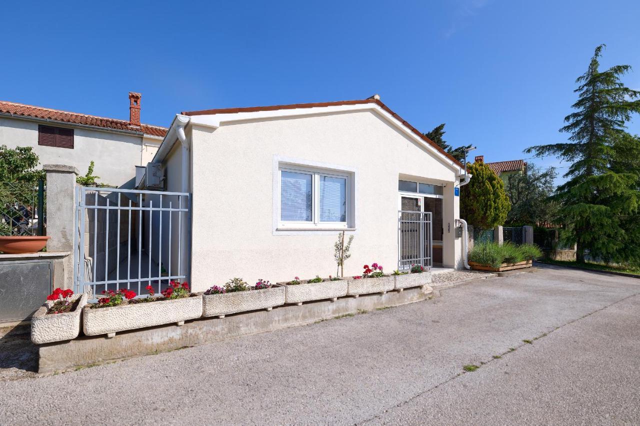 Studio Apartman Luka Pomer Exterior photo
